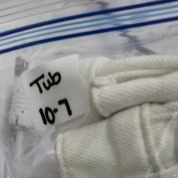 Levis Mid Length Womens White Denim Shorts Size 34 5-Pocket Casual Style - Picture 9 of 9